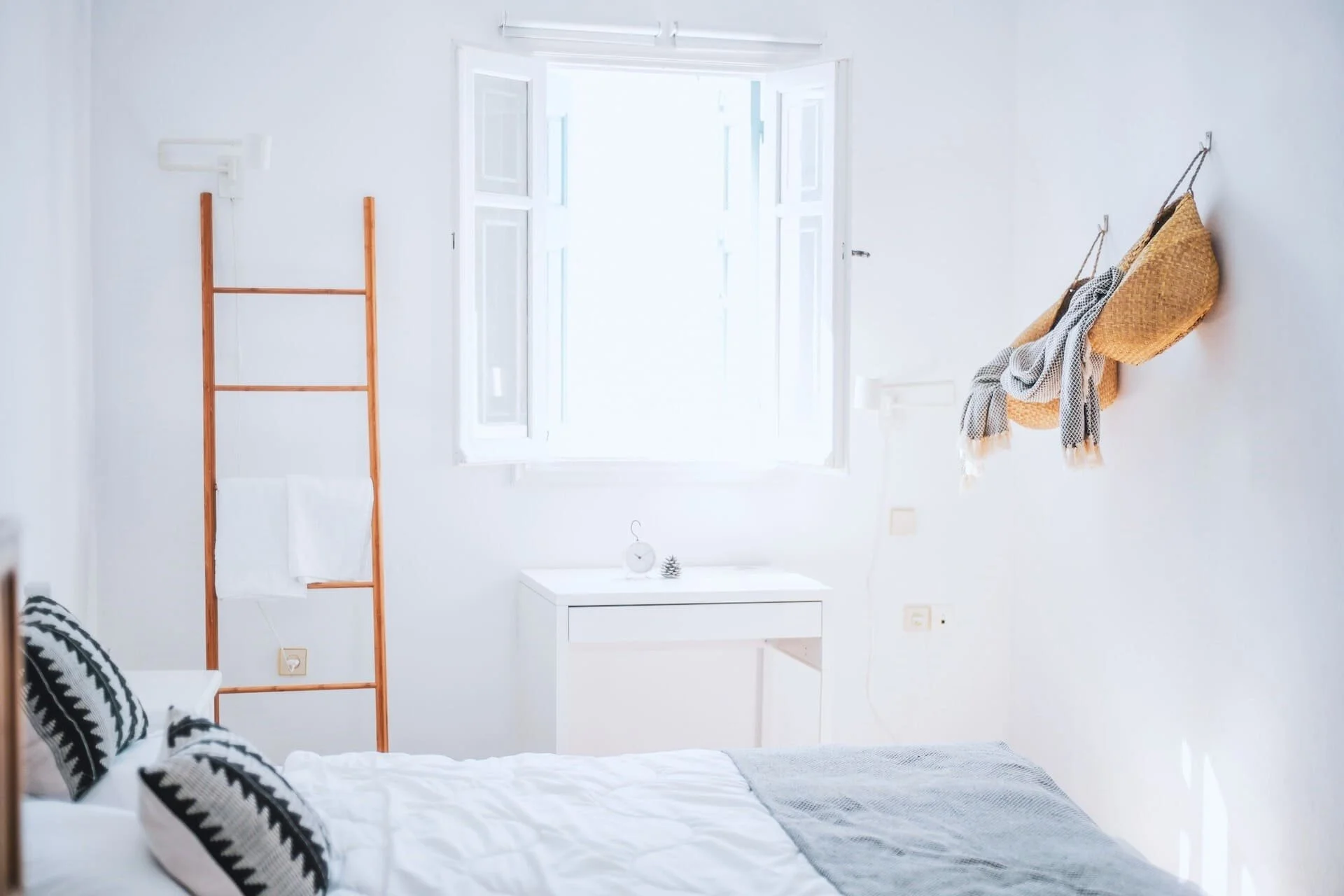 how-to-create-a-relaxing-bedroom-sanctuary_06.jpg