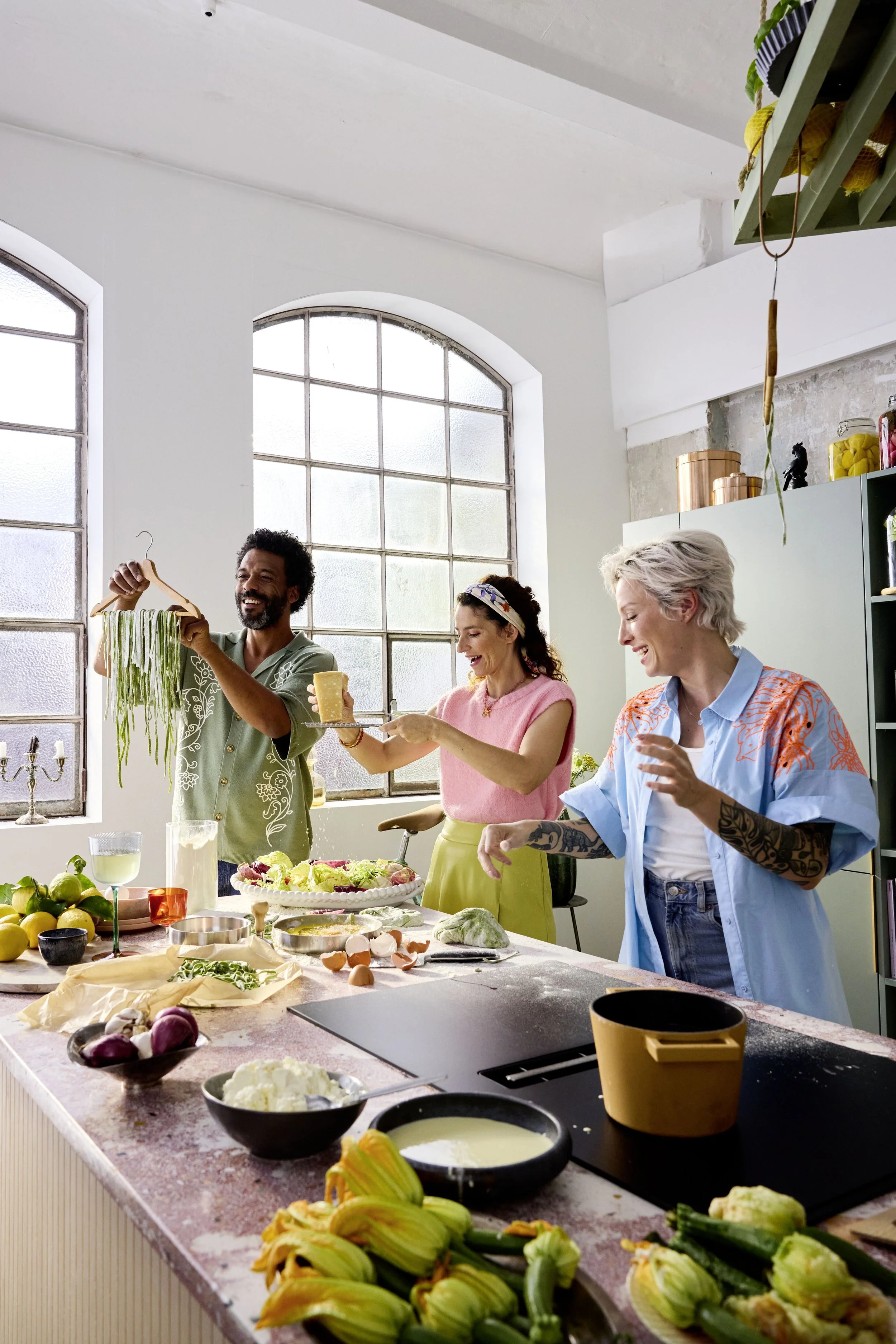 20250724_Neff-Btd_VentingCooktop-Cooking-People-wild_T-10164-TIF100.jpg