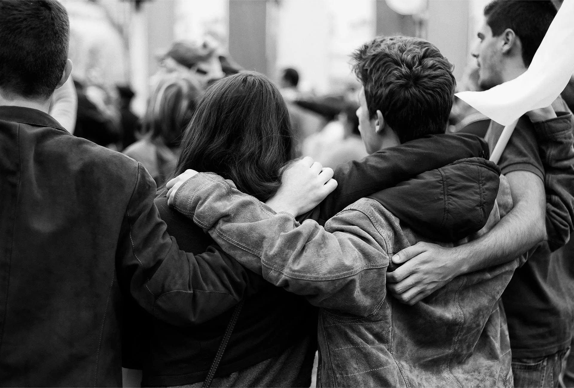 Объятия много людей. Парни обнимаются. Объятия первых движение первых. Нежные объятия влюбленных. Крепкие объятия.