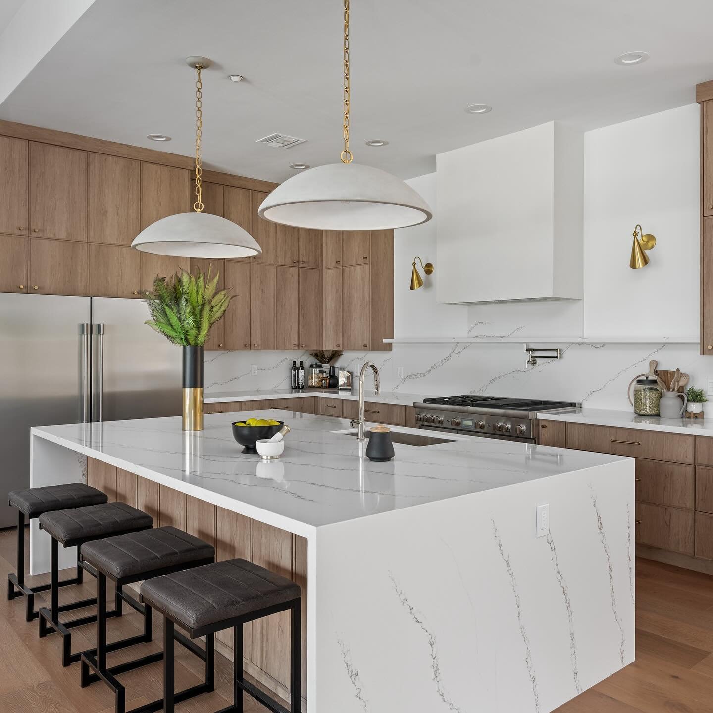 Loved designing this kitchen! We mixed textures &amp; metals to create an elevated &amp; modern space that&rsquo;s perfect for hosting 🩶
&bull;
&bull;
&bull;
&bull;
&bull;

#sketchdesignco #interiordesign #residential #remodel #fixerupper #design #i