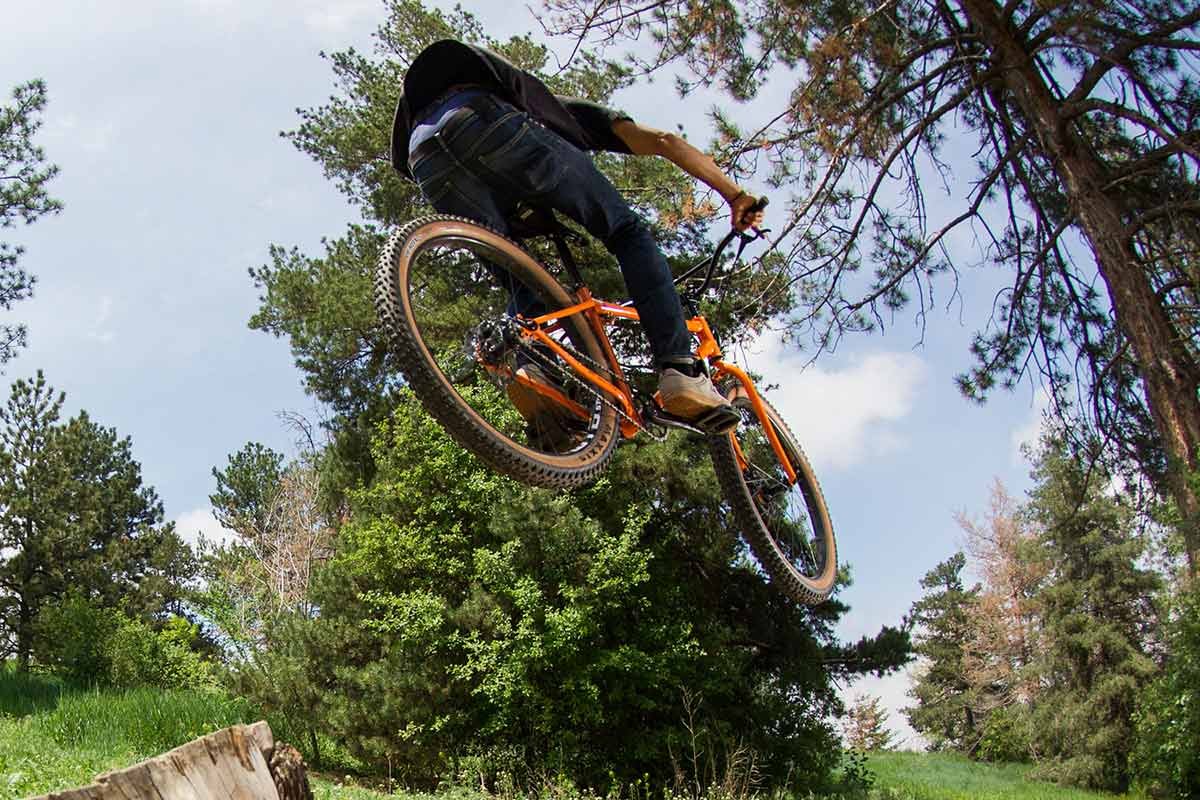 799244_MY22_Lowside_Ridding_1200x800_3.jpeg
