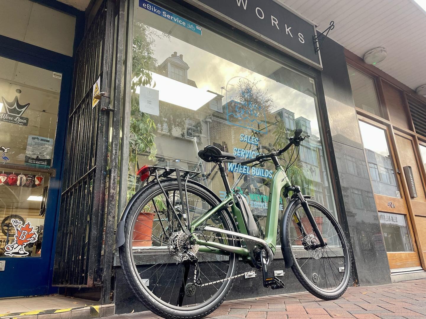 Off to a new home today @merida.bikes eSpresso City 300SE in forest silk colourway 🌲 🌳 

Entry level but well equipped, up the hills with ease thanks to the @rideshimano Steps drive system on there. Pretty much silent motor, equipped as standard wi
