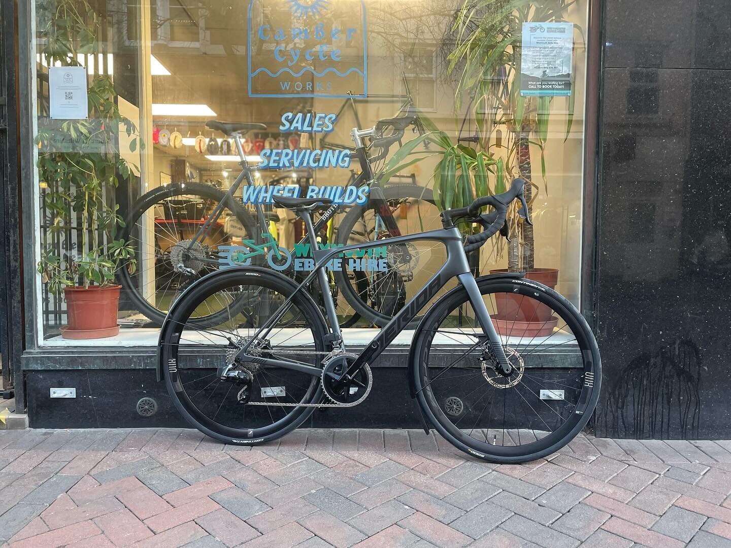 Another @merida.bikes Scultura Endurance off to its new home tonight, this Rival edition with the electronic gears, carbon seatpost, @fulcrum_wheels wheelset, conti GP5000 tyres is absolutely amazing value for money, on sale for &pound;2600. Space fo