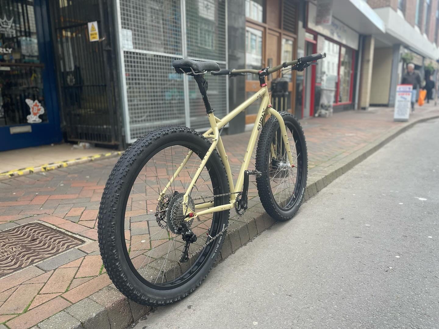 Stuart&rsquo;s @surlybikes ECR in for a strip down. Some choice bits on this one, @chriskingbuzz hubs and headset, @redshiftsports seatpost, @renthal_cycling fatbars, @bikethomson stem and the rest all @shimanomtb XT. Rides like a dream! A real go-an
