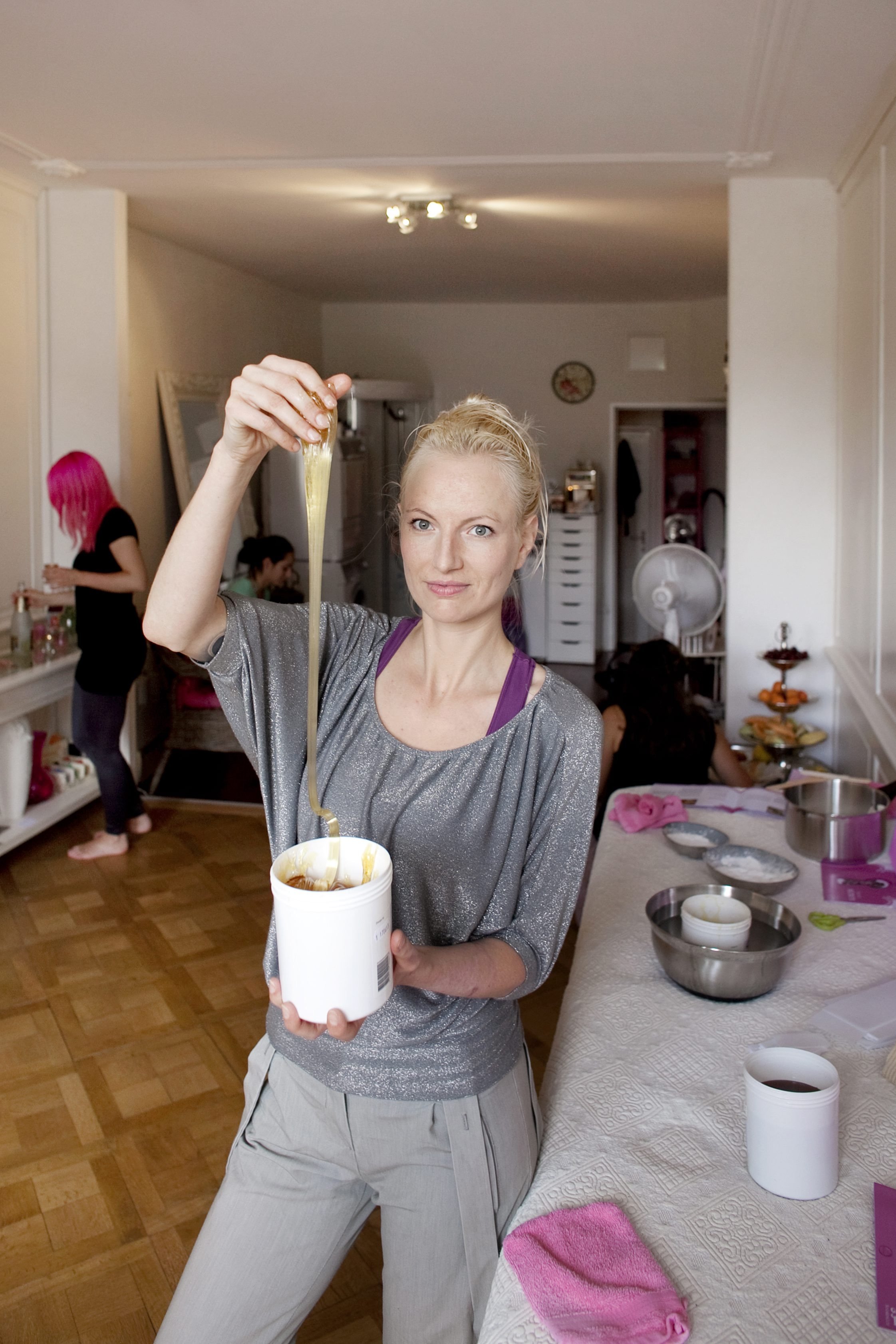  Sugaring Shaba-Workshop: Haare entfernen mit Zuckergel.
Workshopleiterin Marianne Weiss. 