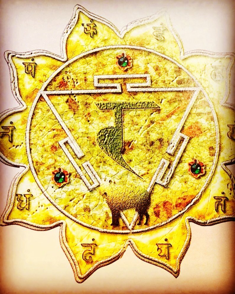Solar Plexus Chakra 💛

Located above the bellybutton near to the xiphoid process &amp; over the stomach &bull; it filters &amp; assimilates energy into our vital organs... physically (food/nutrients), mentally (thoughts/beliefs/ideas/emotions) &amp;
