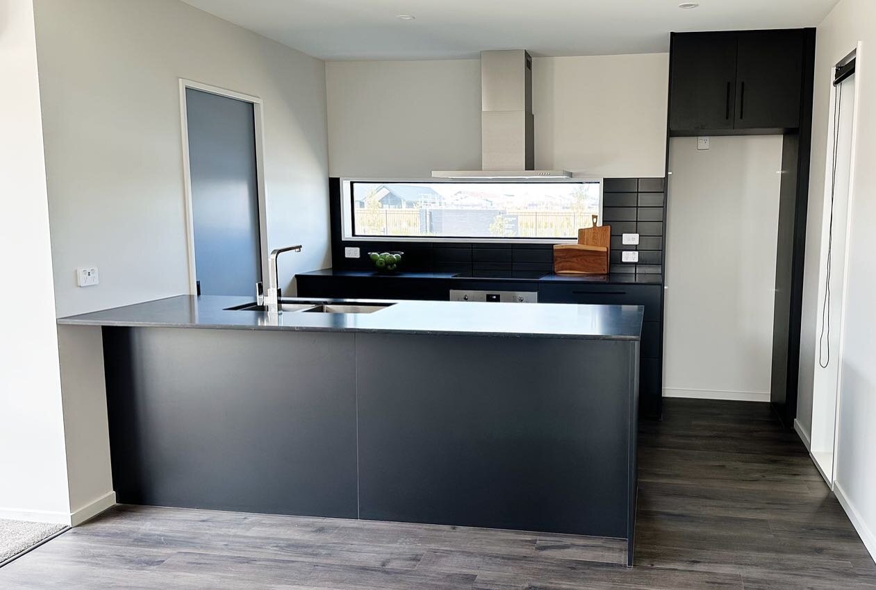 A strong colour pallette for our client&lsquo;s new home. 

The high contrast of black and natural look finish&rsquo;s makes this a winner

Developer: @grant_property_group 

#kitchen #kitchendesign #kitchendesignnz #kitchens_of_instagram #blackkitch