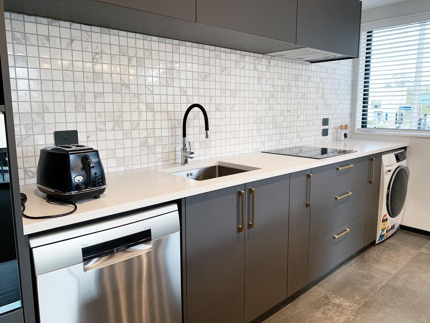Simple modern with a touch of brass 

#kitchenandbathroomdesign #kitchendesign #kitchendesignideas #kitchencabinets #kitchendesignnz #apartmentkitchendesign