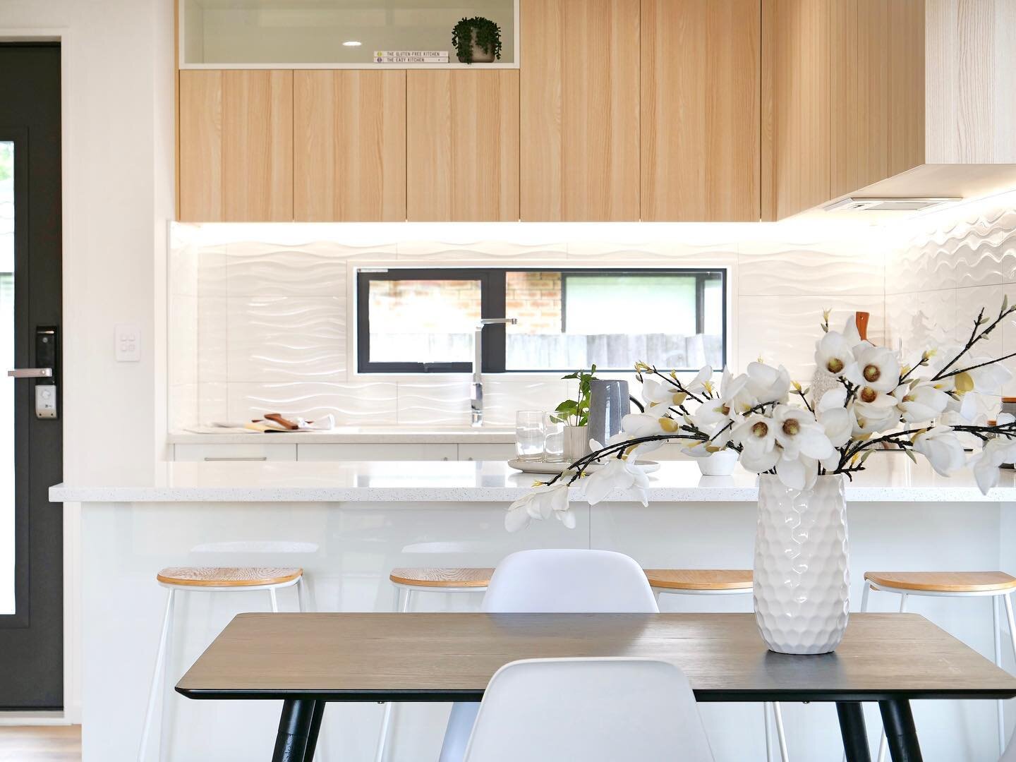 Warm and neutral 🌤️

When styling your new kitchen, pair minimalist white cabinetry with warm modern woods and small pops of natural colour for a fresh and inviting experience.

#kitchendesignnz #kitchendesigninspiration #kitchen #kitchendesign #whi
