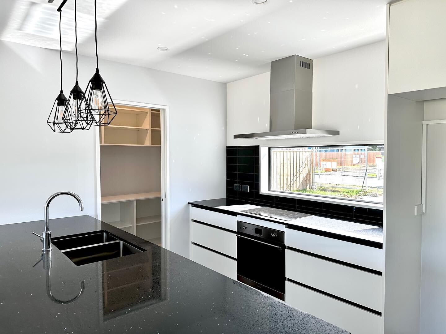 Create a kitchen that reflects your needs.

This classic combination of black and white is a bakers dream with plenty of counter space and optimal storage space. The minimalistic design can be used for entertainment or for when the family grows.

Spe