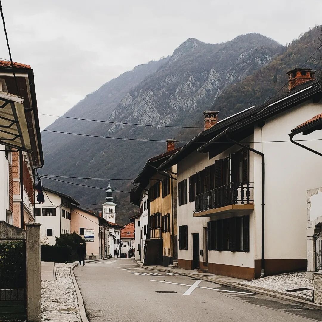 New blog post 🤍 During my most recent trip to Europe, I had the pleasure of spending 3 weeks in the gorgeous country of Slovenia 🇸🇮 If you're looking for tips about which charming towns to visit or are curious to learn more about the country, make