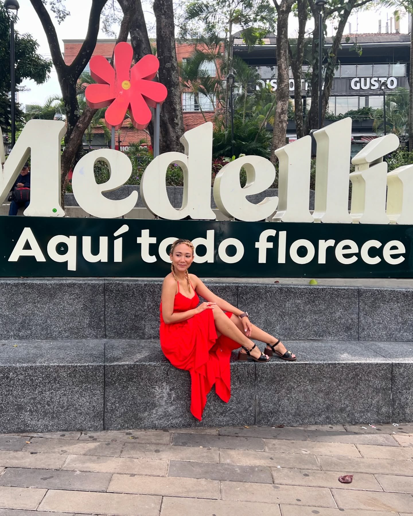 Medell&iacute;n Diaries - Day #7

Last day in the city of eternal spring 🧡 we were supposed to go to Guatap&eacute; but our bodies did not cooperate 😂 

Instead we enjoyed a stroll around Poblado, good coffee at Pergamino, massages, naps and drinks
