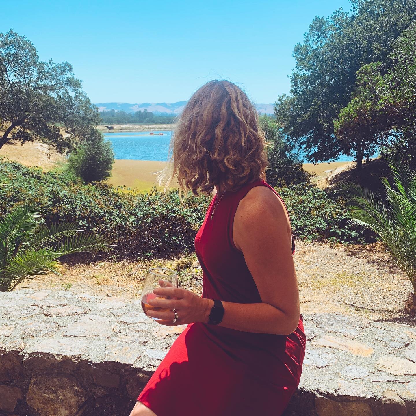 Always look to the horizon. Take it in. Rest is okay.
.
Rosé today. Dress and glass. Adventure on the books. Rosé today. Enjoy your weekend. Love your people.
.
#gundlachbundschu #gunbun #winecountry #winecountryliving #rest #summer #