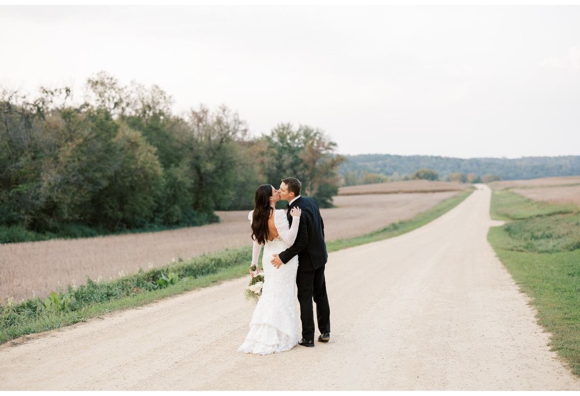 MinnesotaWeddingPlanner-WillowBrookeFarm-HappiLilyEvents-RachGraffPhoto (20).jpg