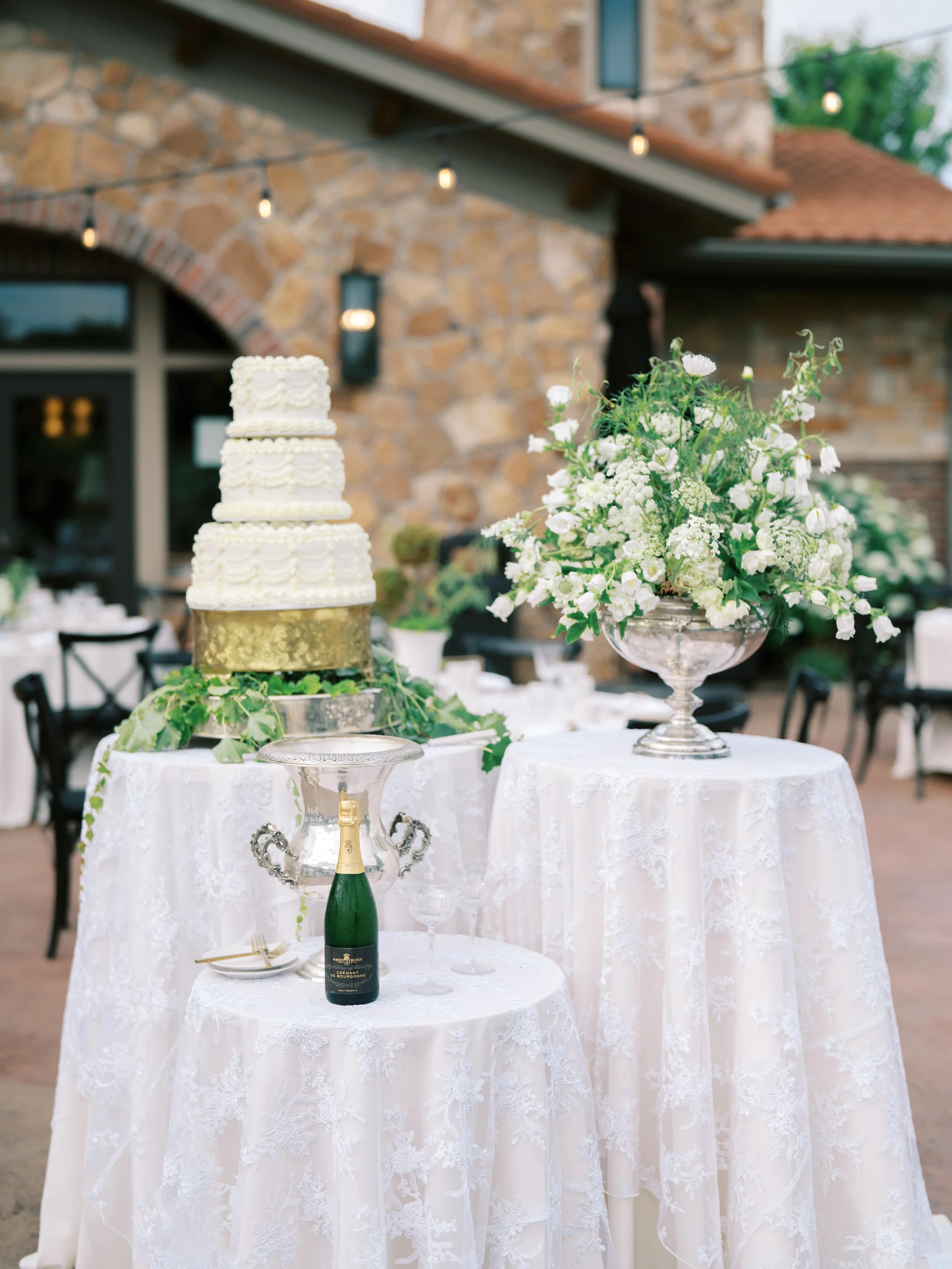 wisconsin-luxury-winerywedding-happililyevents-mnweddingplanner-laurenpagephoto (11).jpg