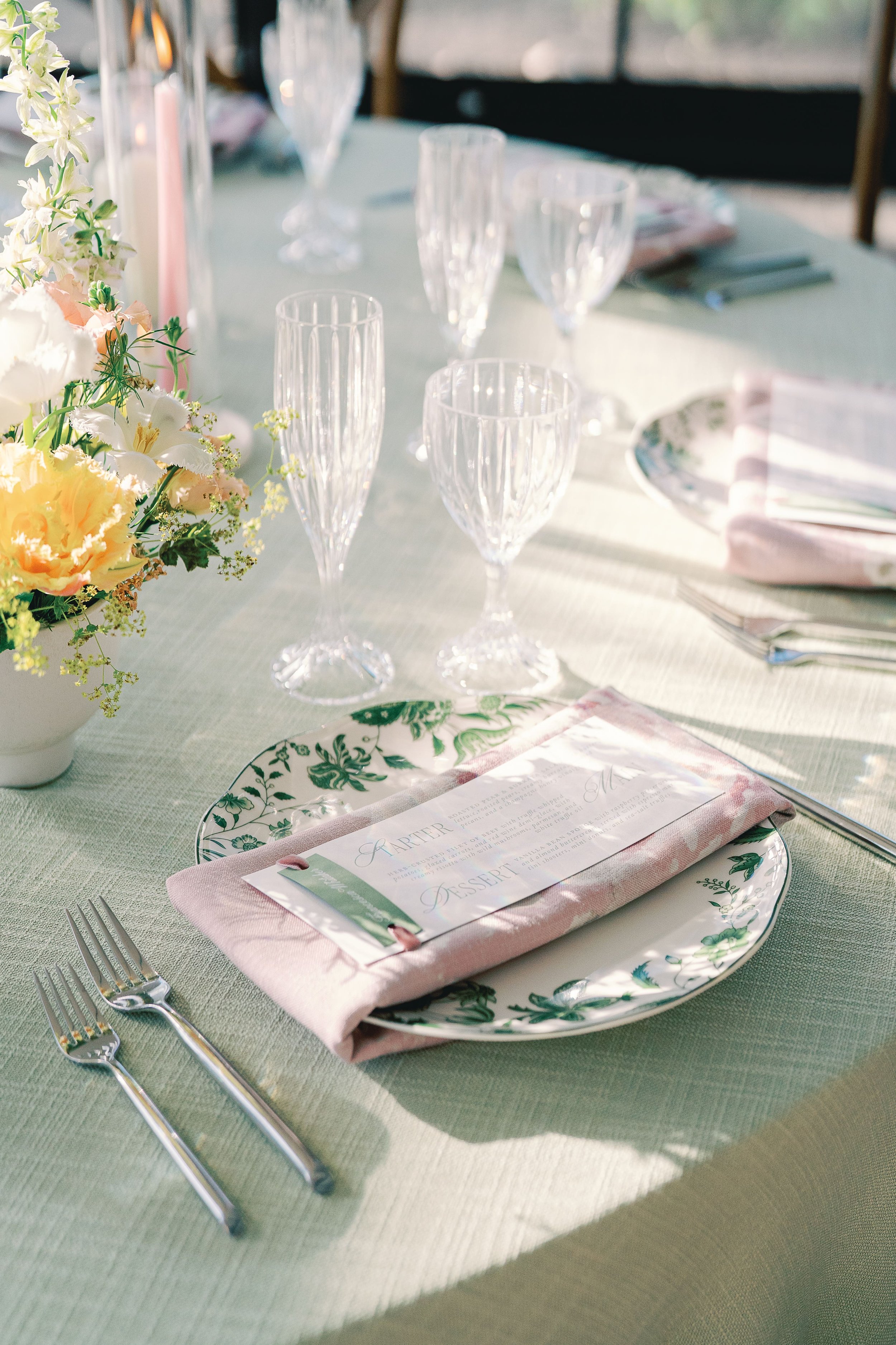 WeddingPlaceSettings-EleanorFernPlate-CoraRosewoodLinen-RachelEllePhotography-MinnesotaLuxuryWeddings-HappiLilyEvents (3).jpg