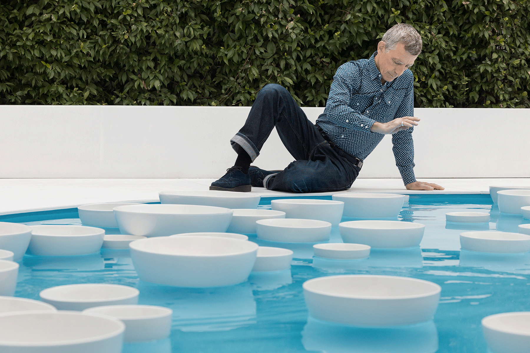 celeste-boursier-mougenot-floating-ceramic-orchestra-outdoors-athens-clinamen-onassis-mandra-designboom-large02.webp