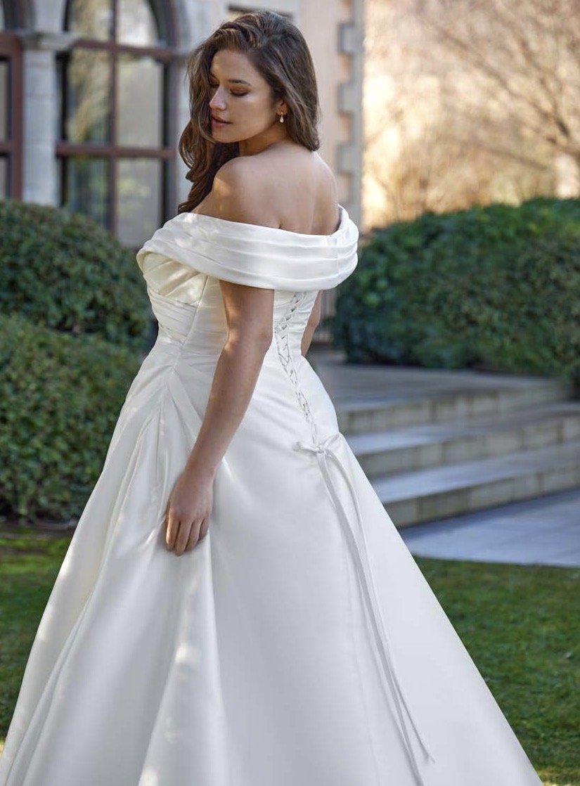 Brudsklänning | brudklänning | prinses | off shoulder | elegant