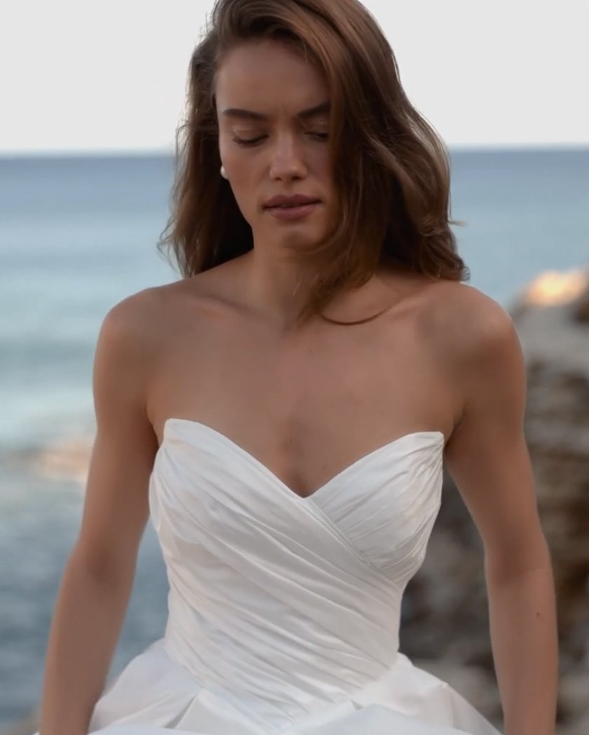 L602 Ariamo Bröllops klänning elegant stockholm