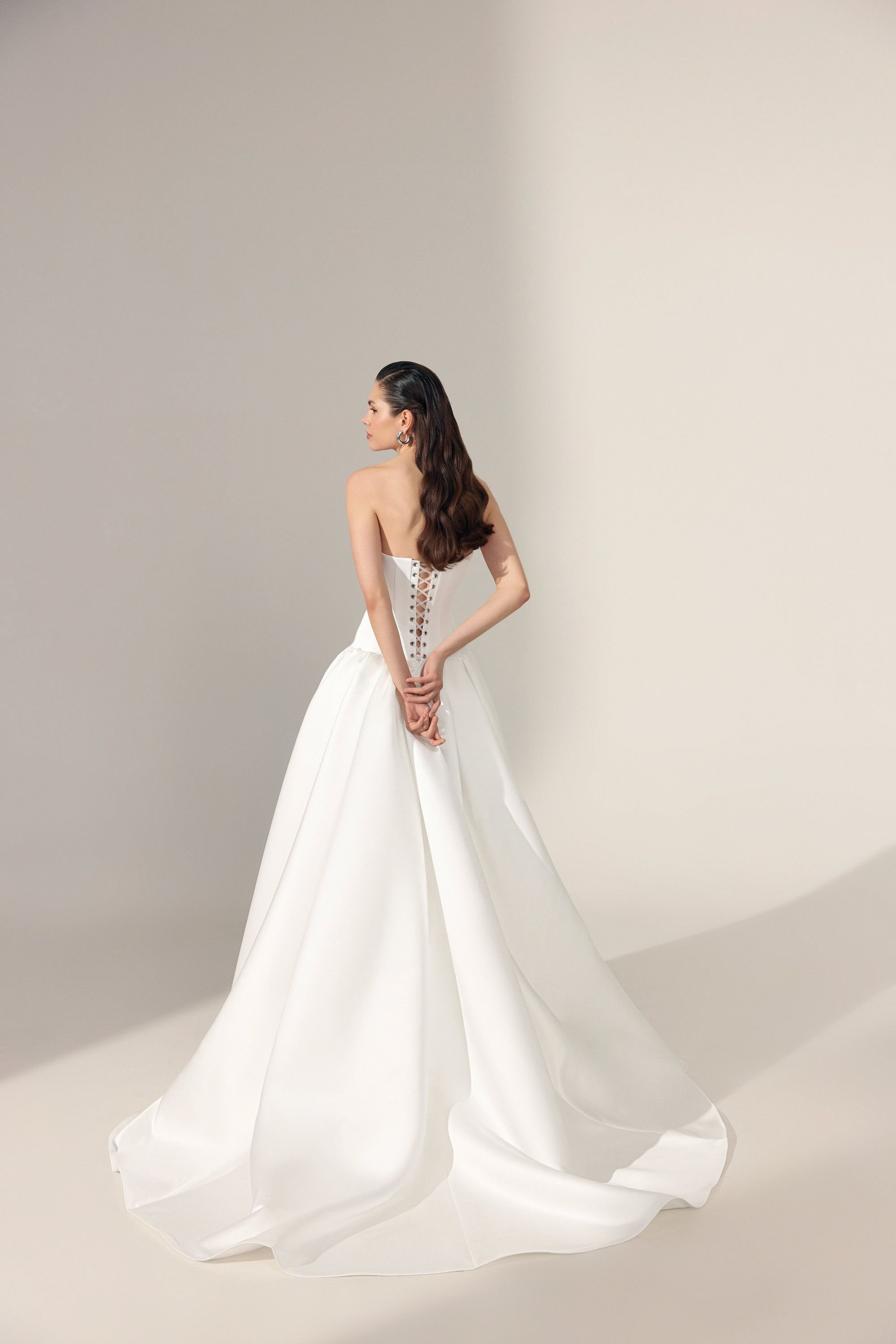 Off shoulder long waist Bask wedding dress brudklänning Bandeau bröllop stockholm