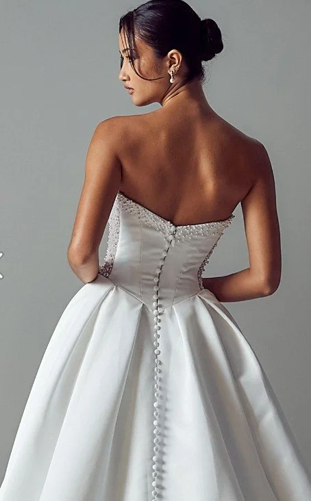 Open back wedding dress classic  klassikt