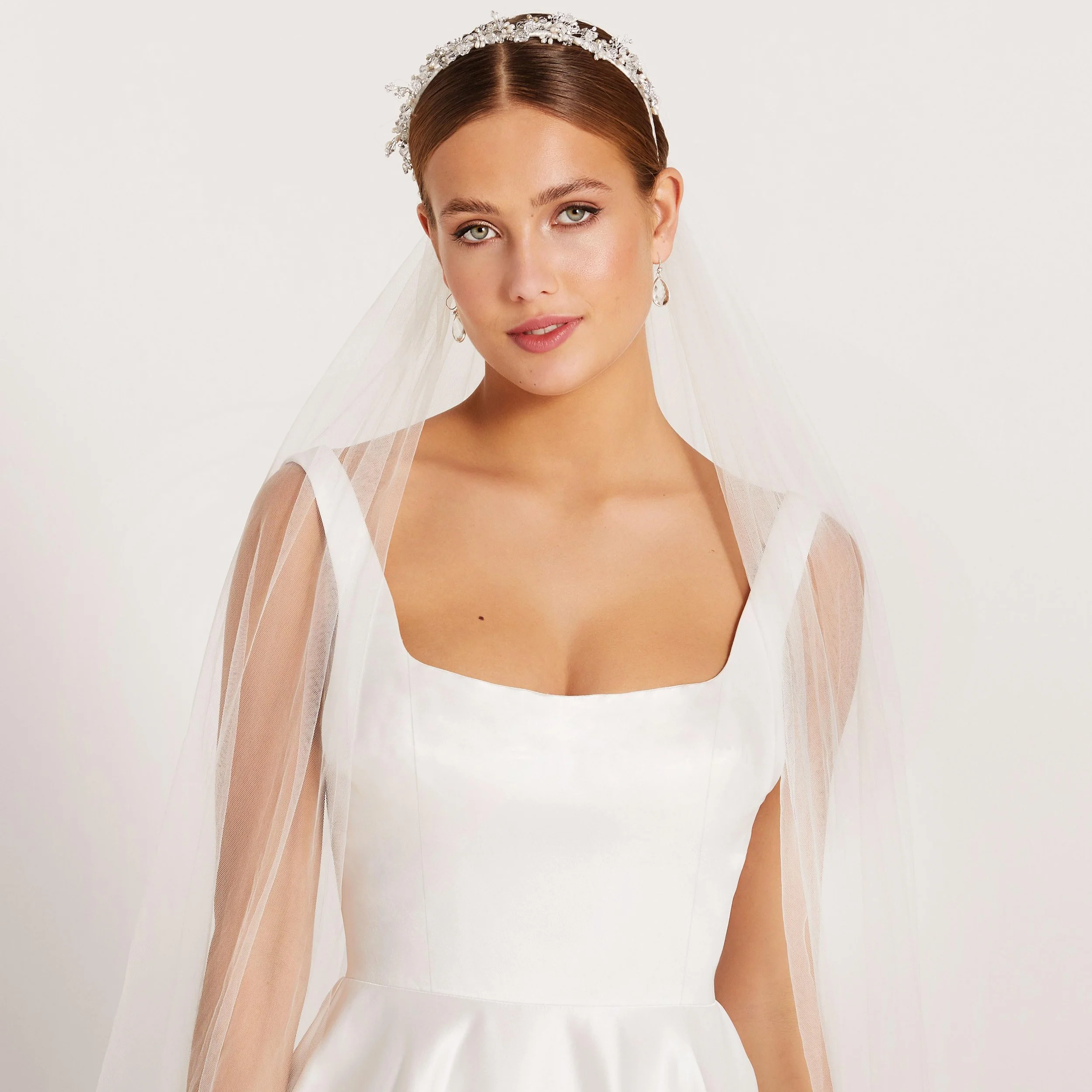 fyrkantig uringning satin stockholm bröllops klänning brud