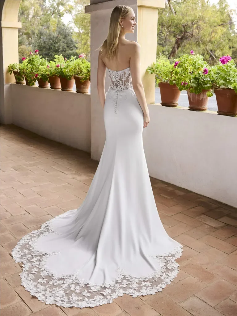 Wedding dress tight fitting sweetheart no sleeves Sweden