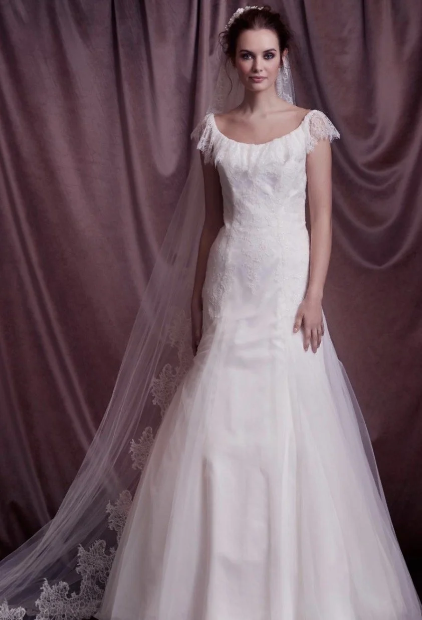 Schop neck chabtilly lace