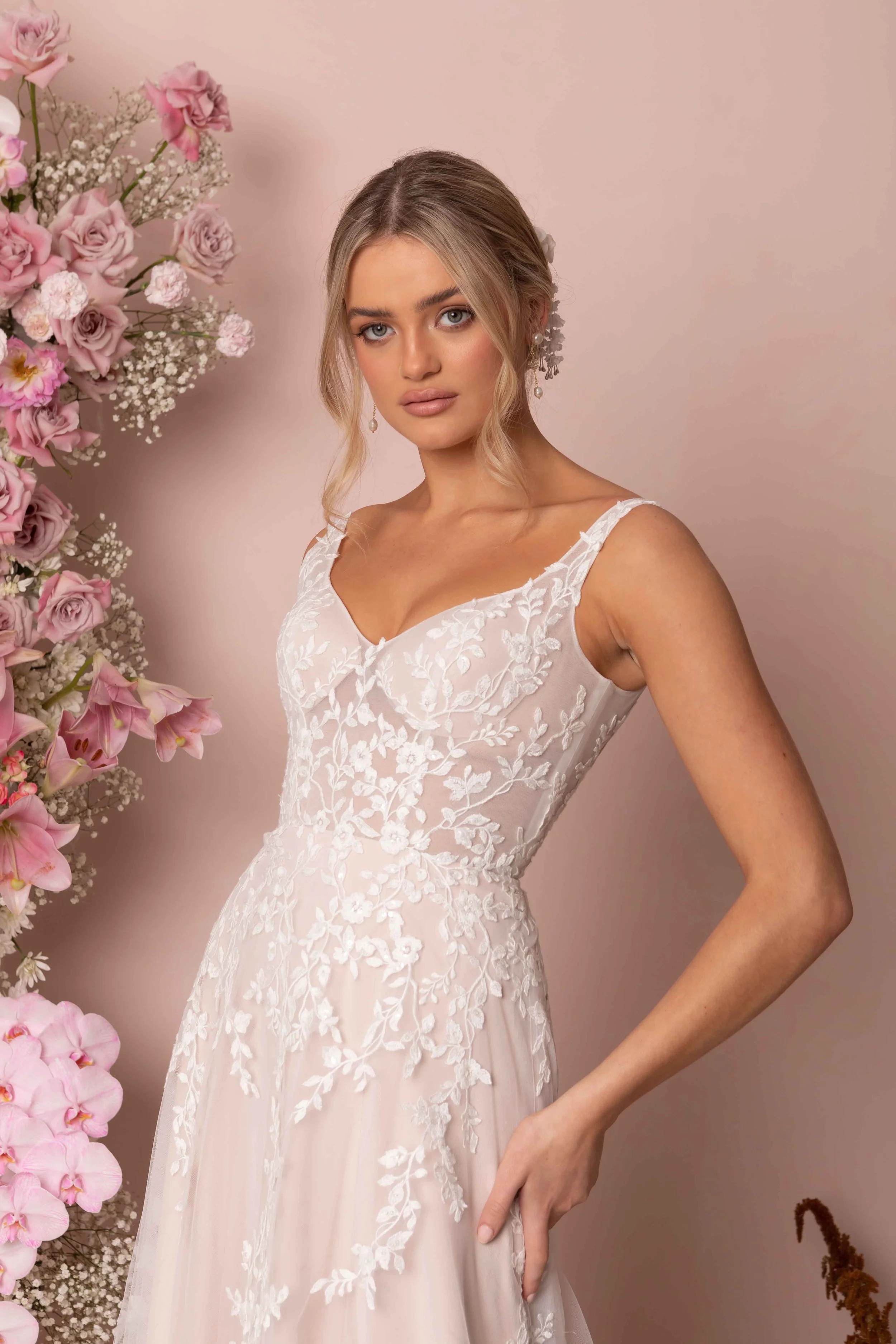 Spets  monstrad klanning a linje brollopsklanning