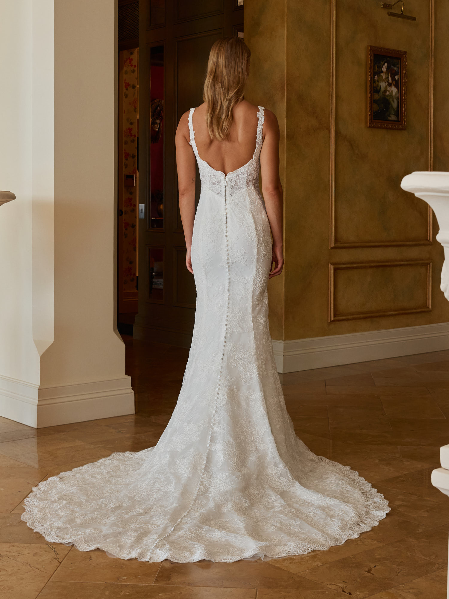 Open back wedding gown dress lace detail romantic Bröllopsbruket