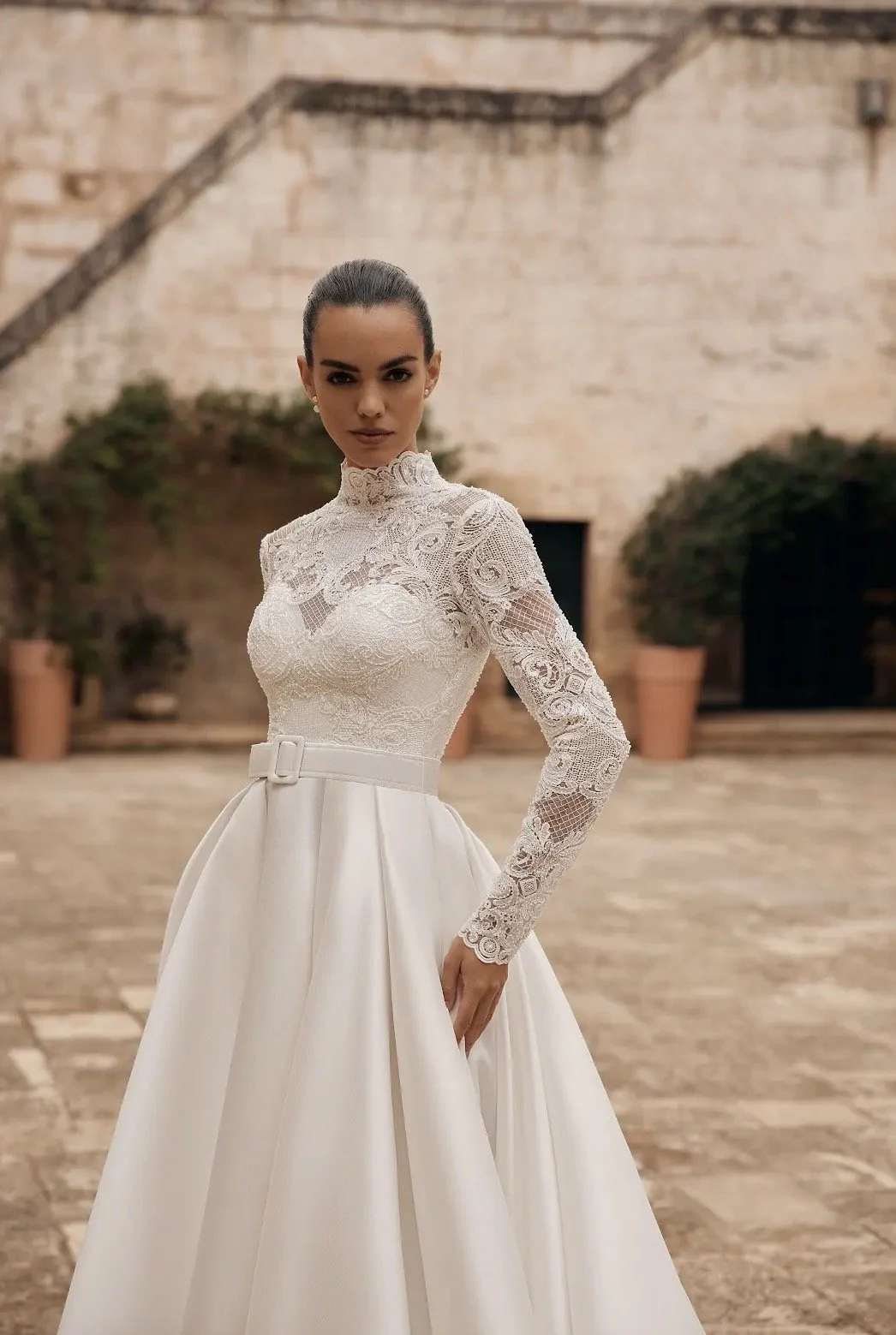 Regal wedding dress | Sverige | bröllopsklänning | spets | enkelt