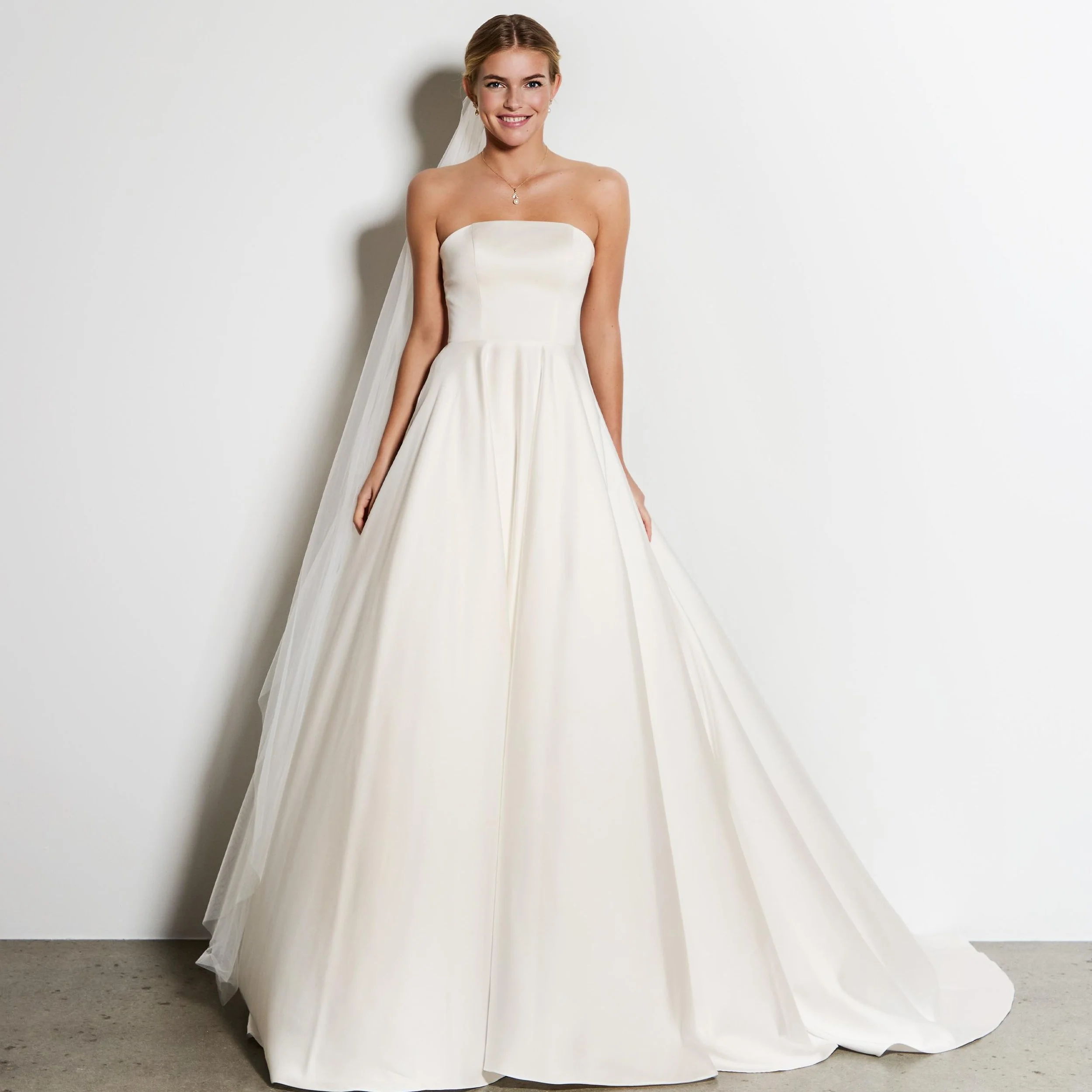 Lilly Stockholm brudklänning satin bandaeu