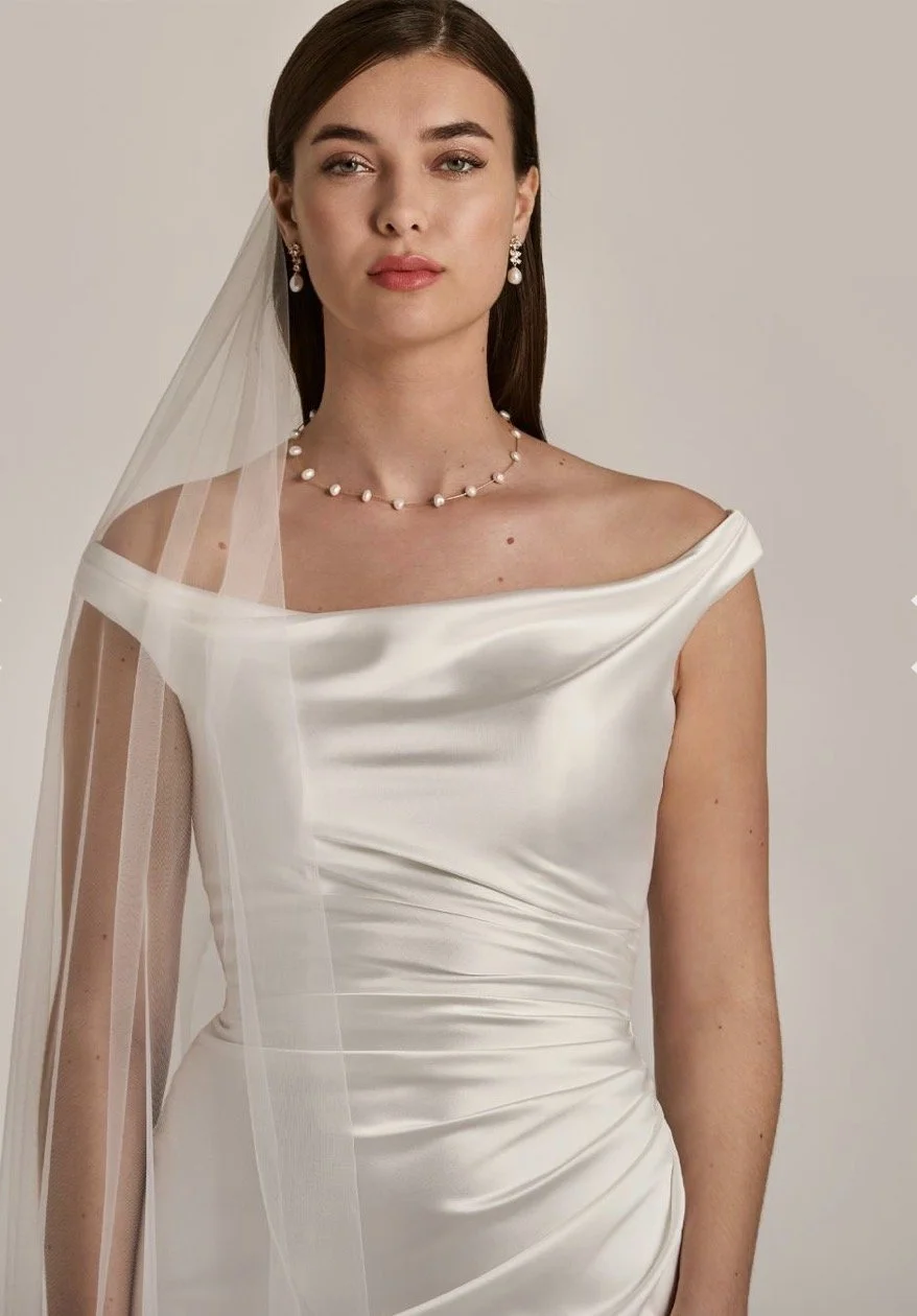 Off shoulder wedding dress satin sublime style Upplandsgatan