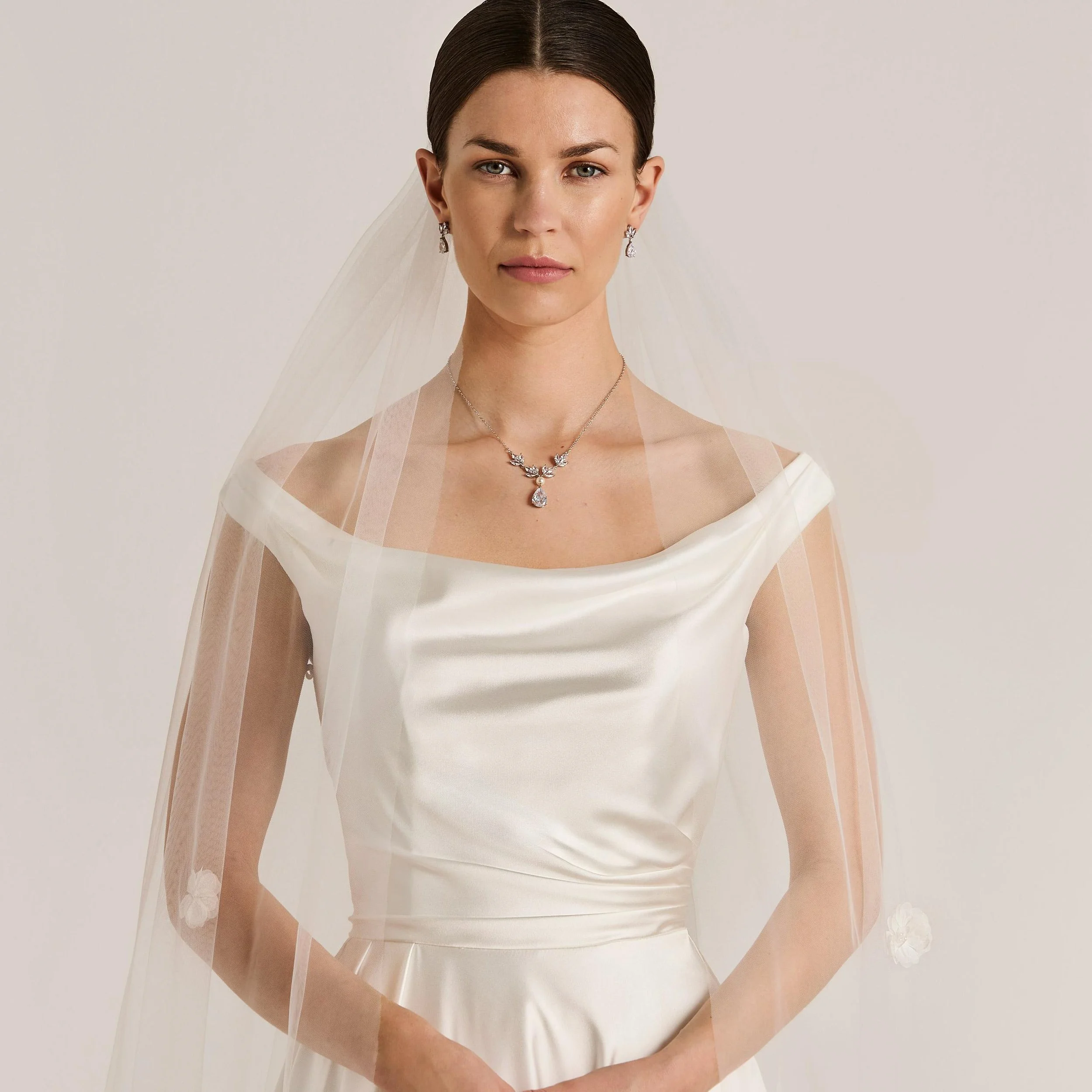 Aline satin off shoulder elegant wedding dress bröllopsklänning Stockholm