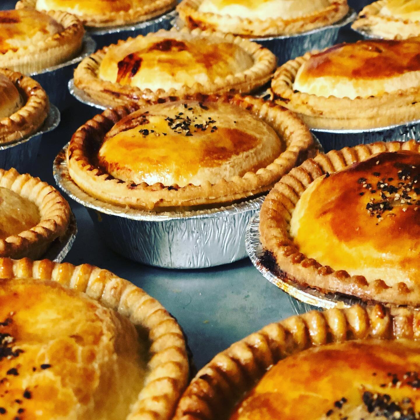 These bad boys are almost ready! Slow cooked beef brisket in a creamy peppercorn sauce 😍😍😍 Stay tuned for more of our flavours! #piepiepie #pies #properpie #shortcrustpastry #pie #peppercornsauce #cotswoldpieco #cotswolds #cotswoldfood #cotswoldfo