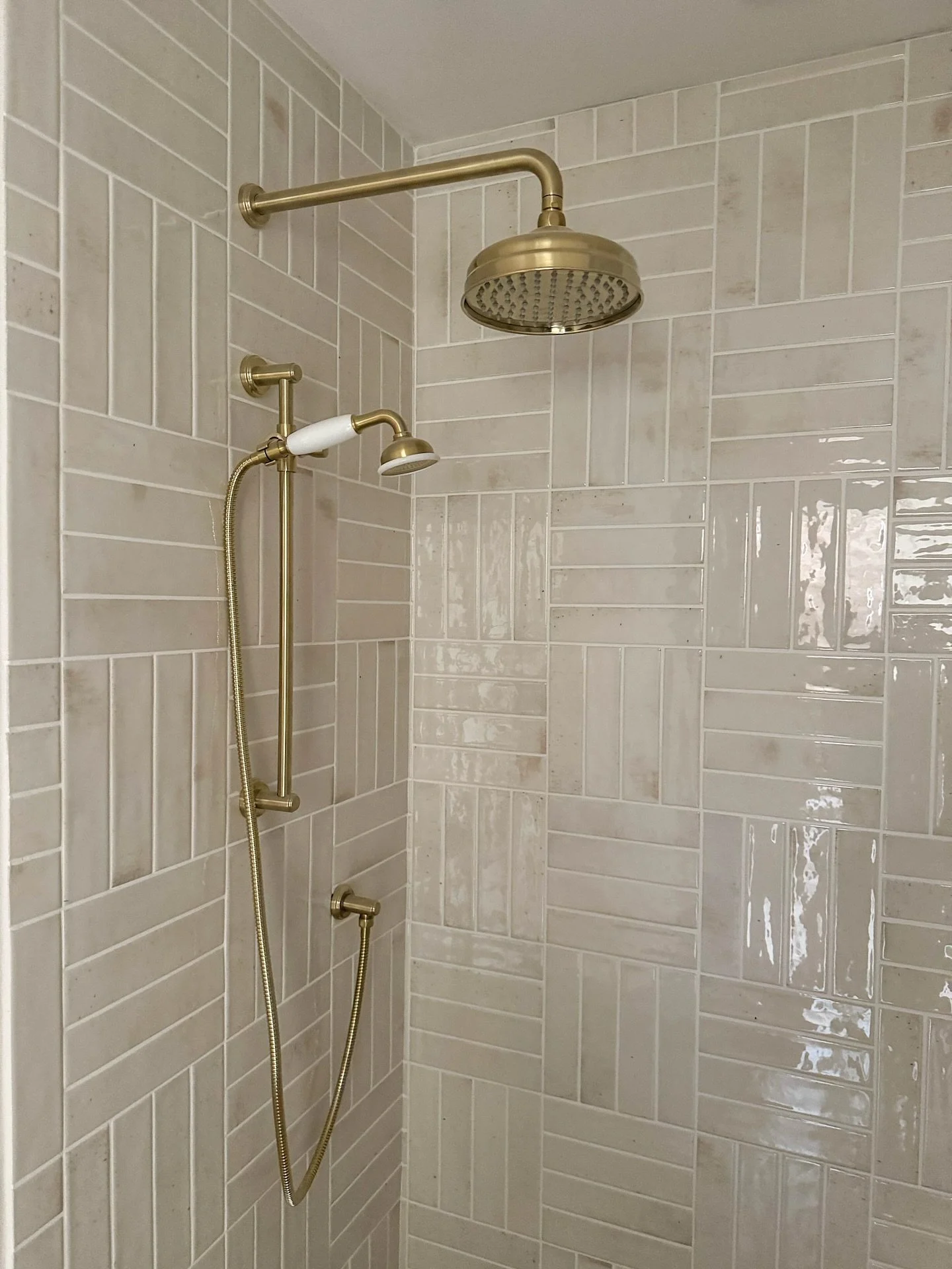 Obsessed with this en-suite from our latest project! The Nori Pearl tile from @quornstoneofficial in a basket weave pattern is everything 🤍
