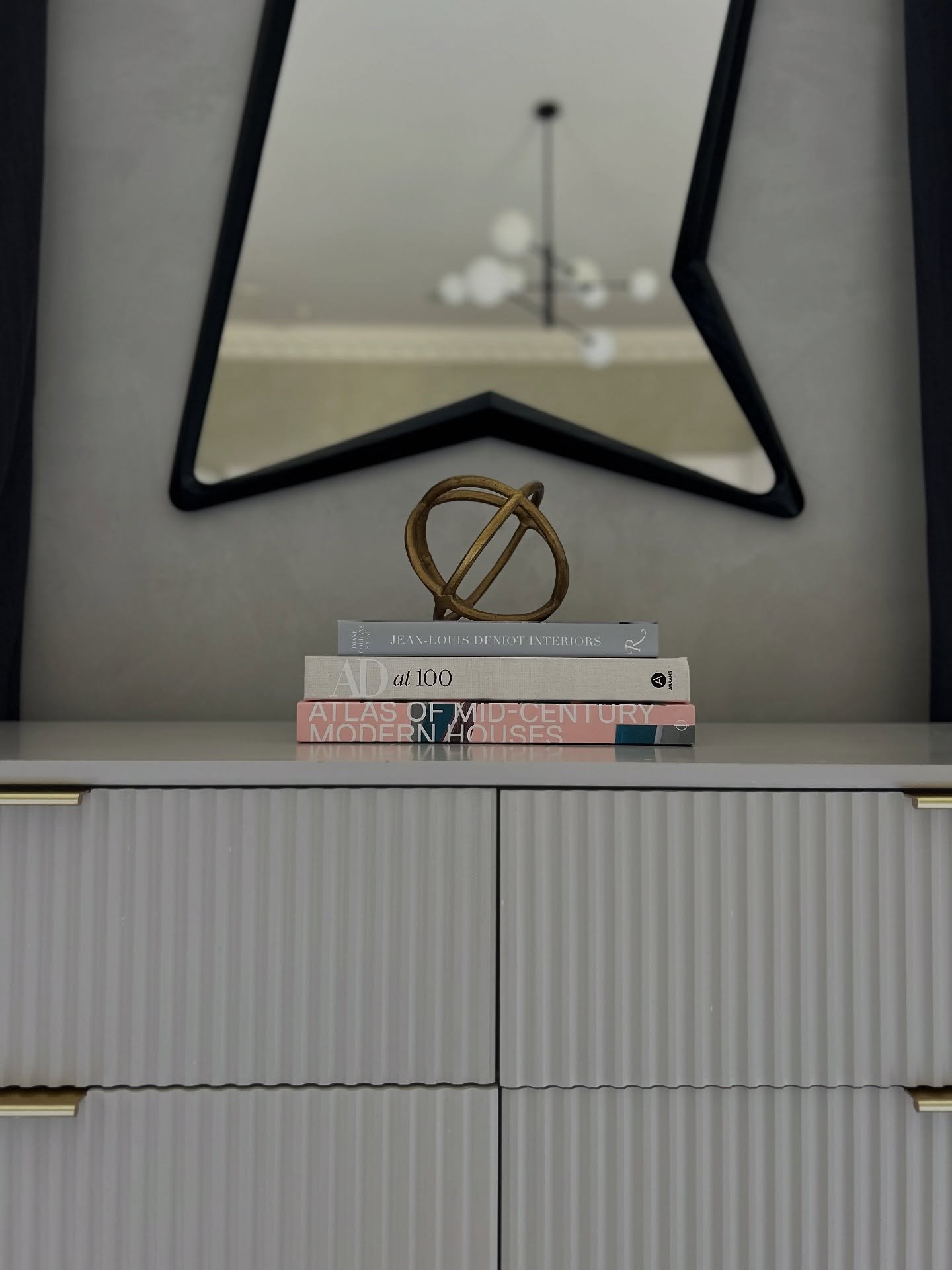 Take a closer look at some bedroom details from a previous project.
Info@raine-design.co.uk 
&bull;
&bull;
&bull;
&bull;
#interiordesign #uk #designinspiration #bed #bedroominspo #suade #bestfriend #bespoke #home #1