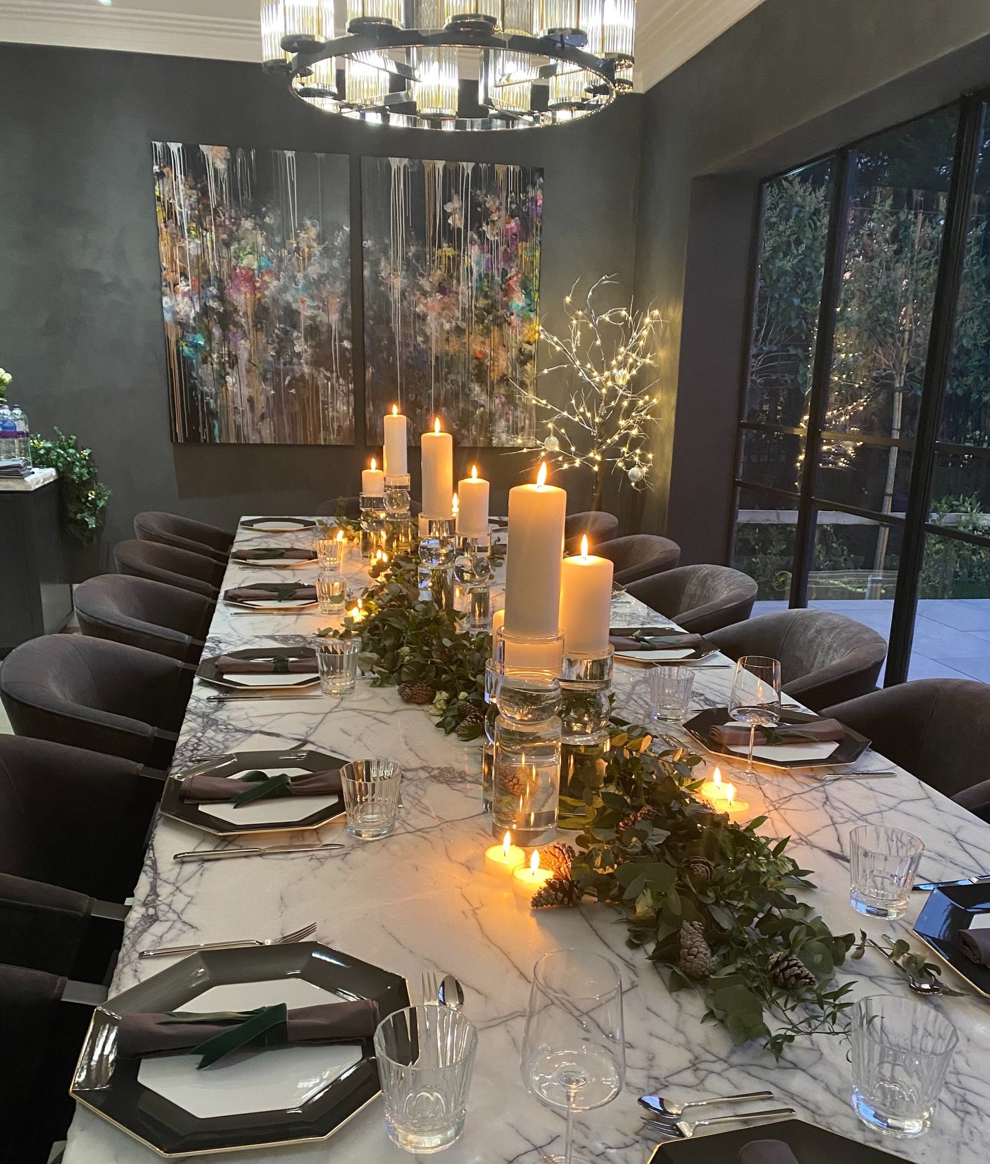 For this statement dinning room we designed a stunning bespoke table for the narrow dining space, featuring birdseye veneer and marble. The table spans over 4.6m in length, crafted from 2 solid viola slabs with 60mm thickness and a striking broken ed