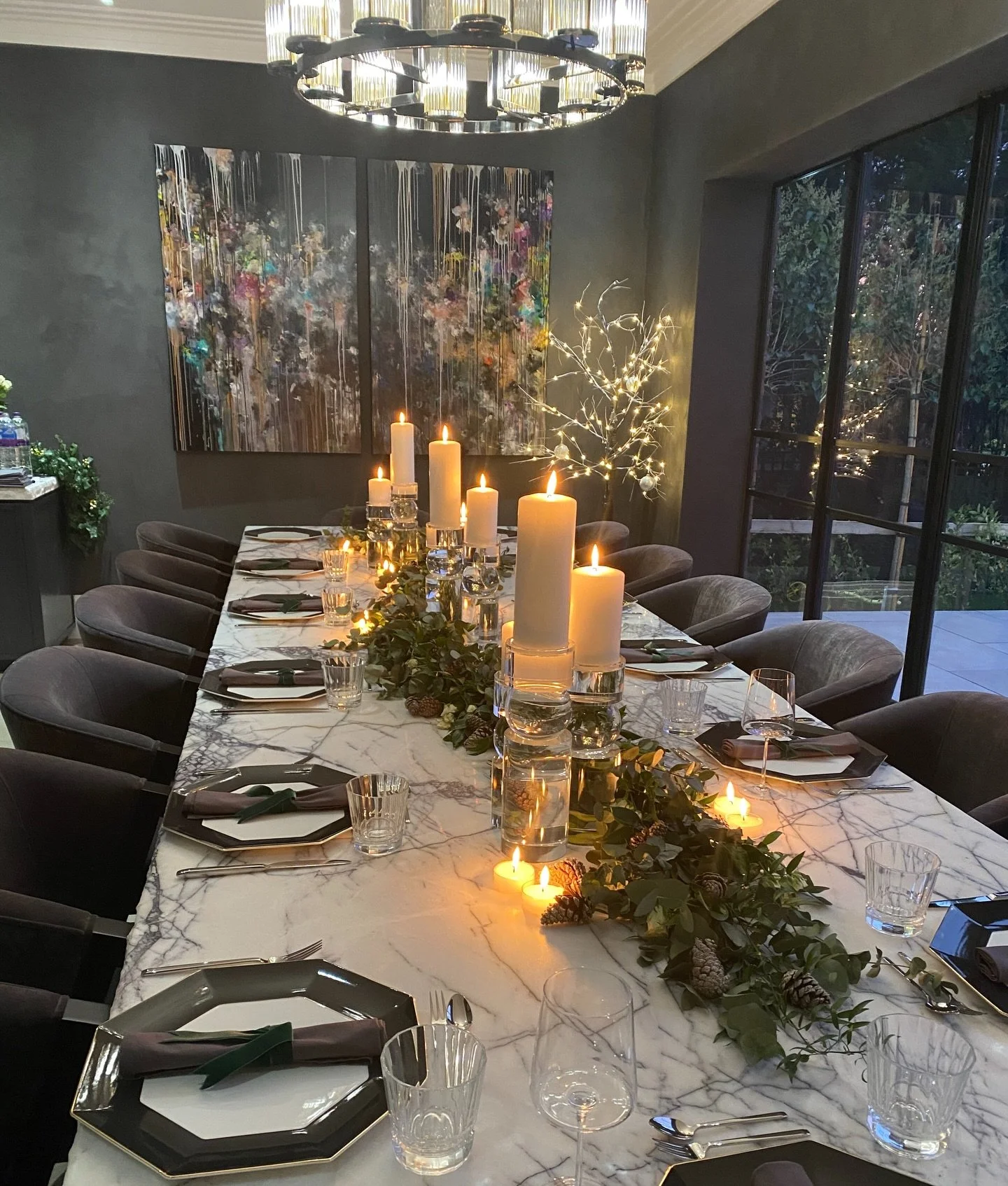 For this statement dinning room, we designed a stunning bespoke table for the narrow dining space, featuring birdseye veneer and marble. The table spans over 4.6m in length, crafted from two solid calacatta viola slabs with 50mm thickness and a strik