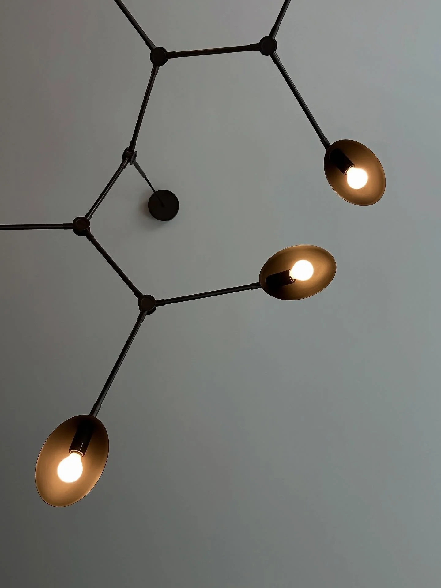 The bronze ceiling pendant from @101cph is everything, it makes this bedroom feel complete.
&bull;
&bull;
&bull;
&bull;
&bull;
&bull;
#interiordesign #uk #london #lux #luxury #designer #warwick #lighting #ceiling #bespoke