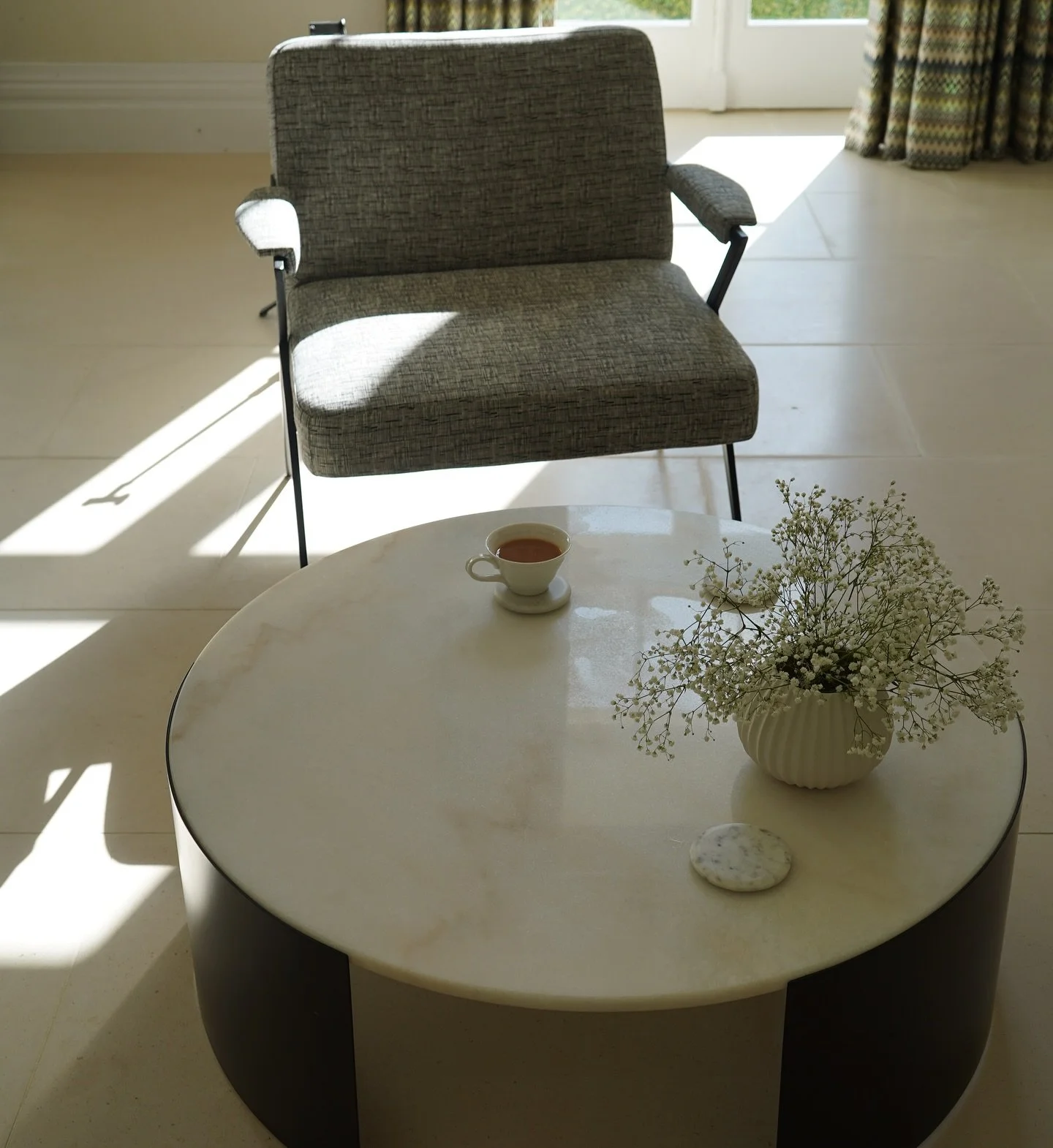 Adore the sculptural armchairs &amp; marble topped coffee table from @liang_and_eimil we&rsquo;ve used in the coffee corner of a kitchen from a previous project. 
&bull;
&bull;
&bull;
&bull;
&bull;
&bull;
&bull;
#coffee #tea #armchair #marble #lifest