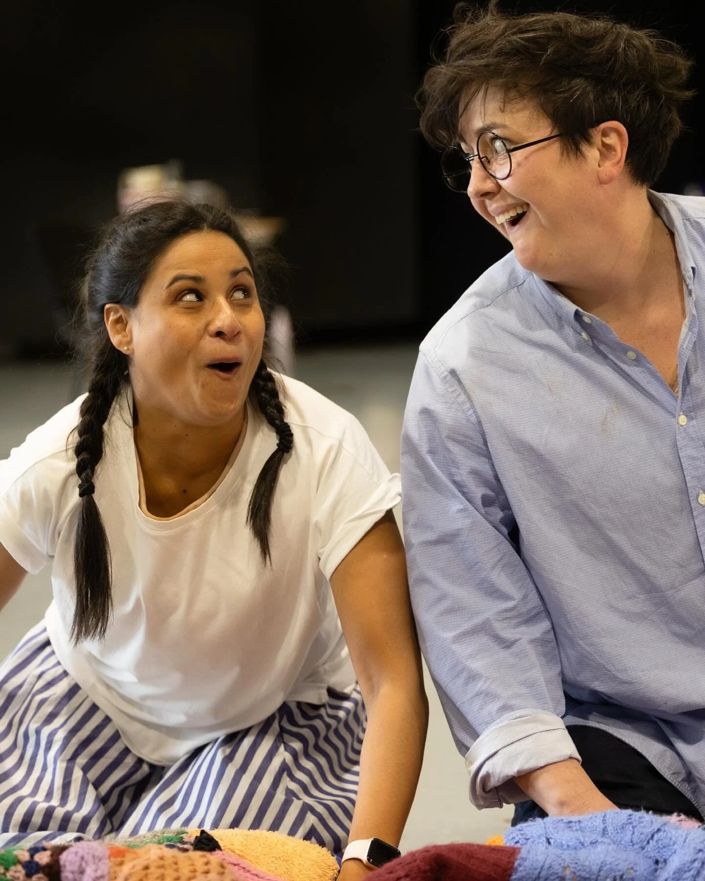 A little glimpse into the rehearsal room, where @margaretplummermezzo and I are embracing our inner child. #hanselandgretel 

📸 @carlitasariphoto, courtesy of @operaaustralia