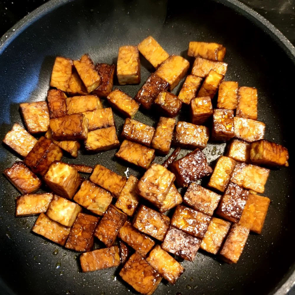 Asiatische Spitzkohlpfanne mit Süßkartoffeln und Tempeh