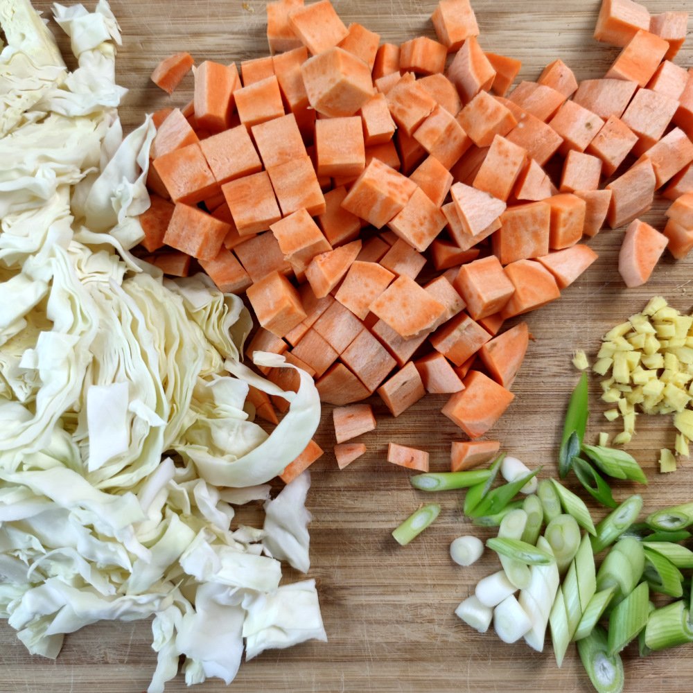 Asiatische Spitzkohlpfanne mit Süßkartoffeln und Tempeh