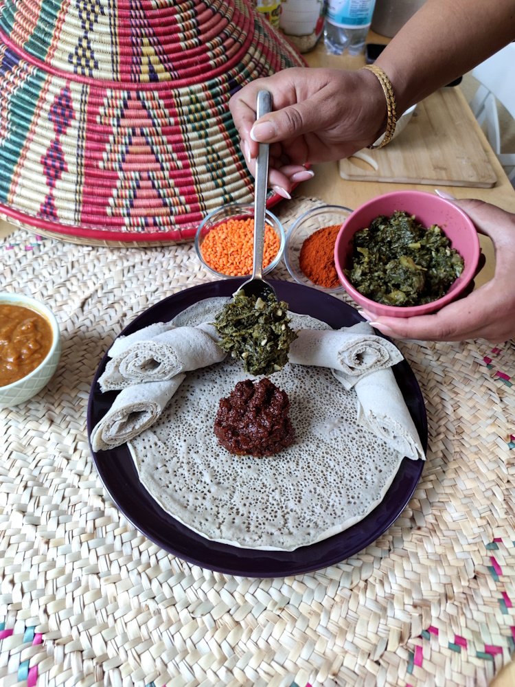 Injera-aethiopisches-fladenbrot-Zubereitung-Gomen-Soße.jpg