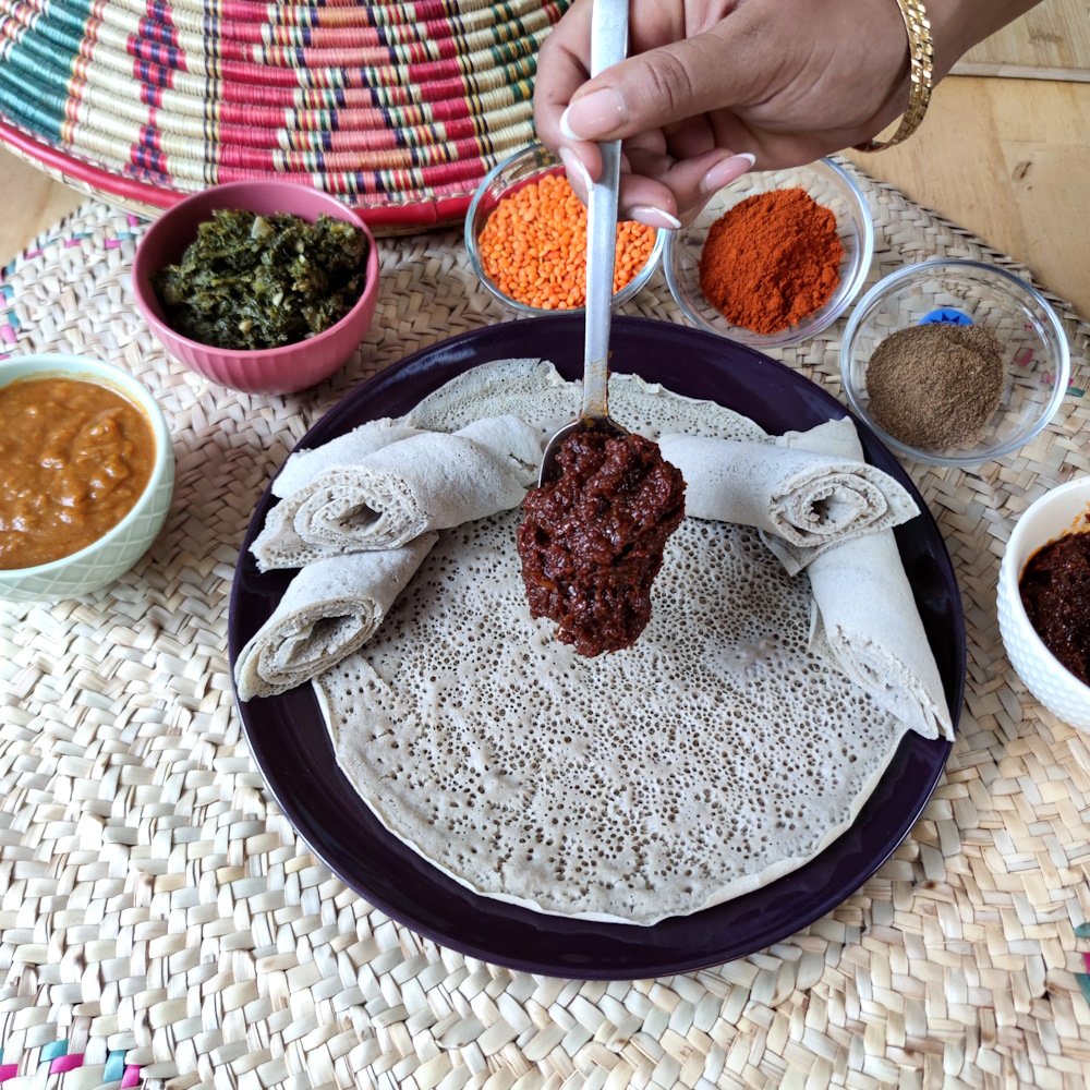 Injera-aethiopisches-fladenbrot-Zubereitung-Misir-Soße.jpg