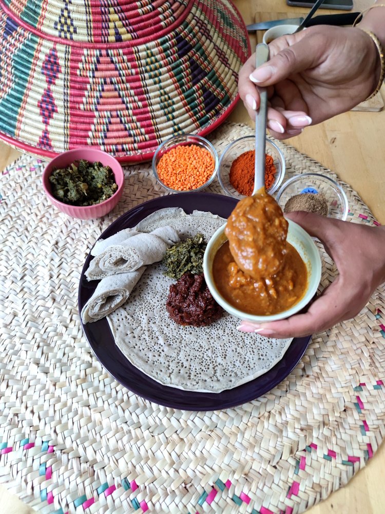Injera-aethiopisches-fladenbrot-Zubereitung-Shiro-Soße.jpg
