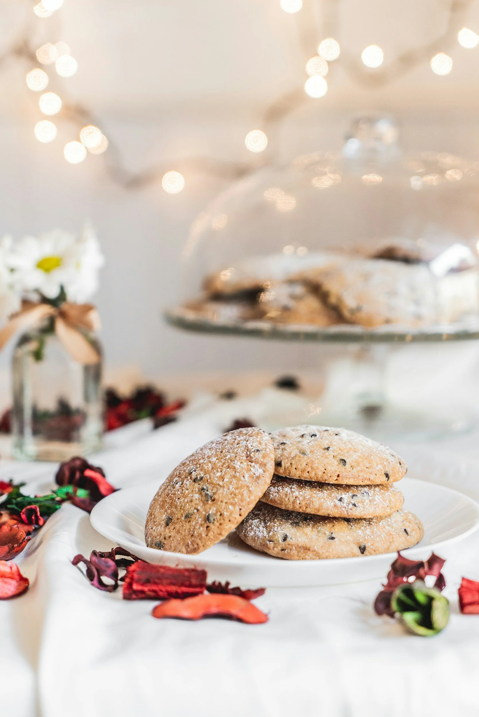 selbstgebackene Kekse gestapelt auf einem Teller