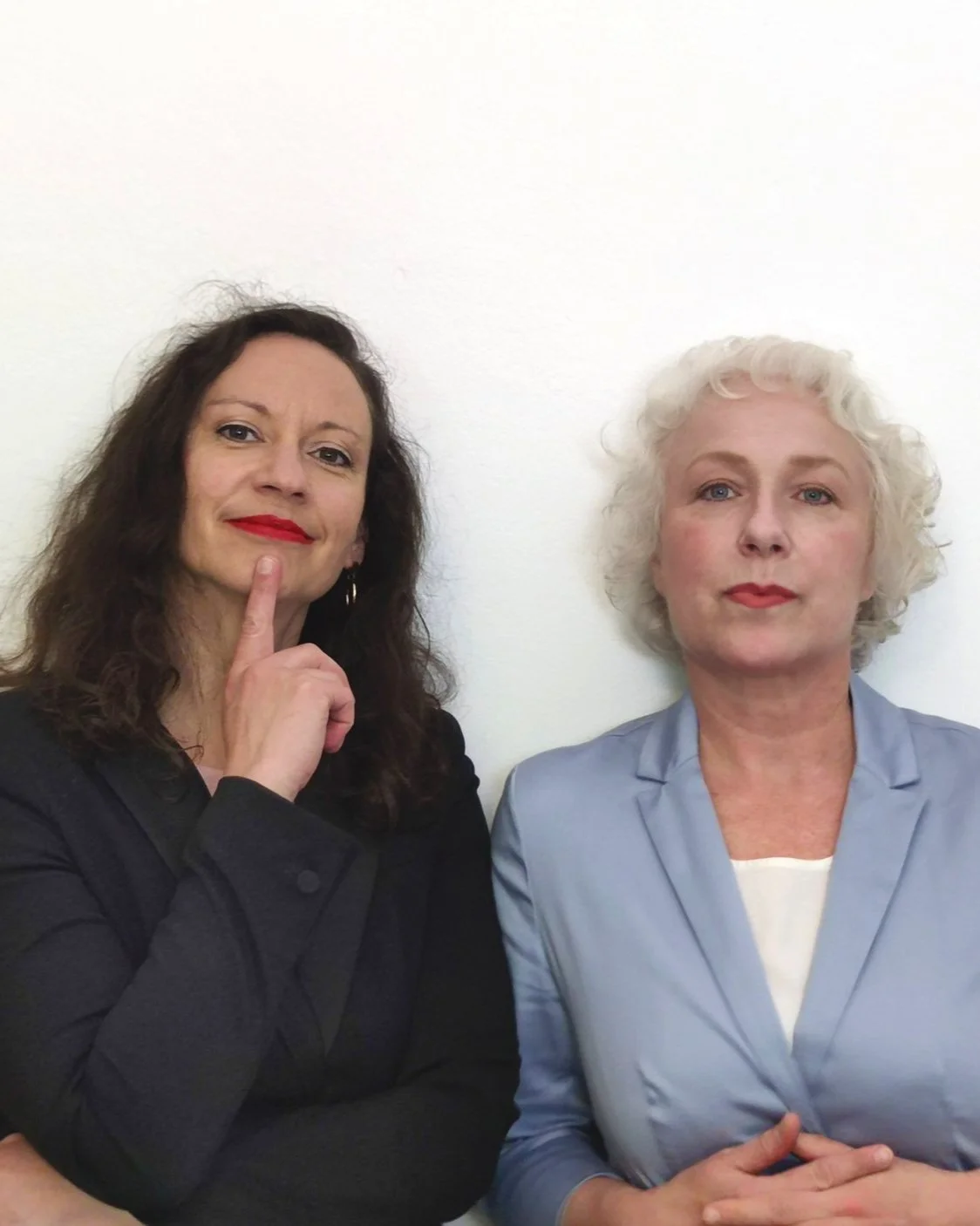 Irene Rosinski und Astrid Müller stehen vor einer weißen Wand und blicken fragend in die Kamera: Wie ist es in deinem Unternehmen um die Hormongesundheit der Mitarbeiterinnen bestellt? Wir unterstützen dich!