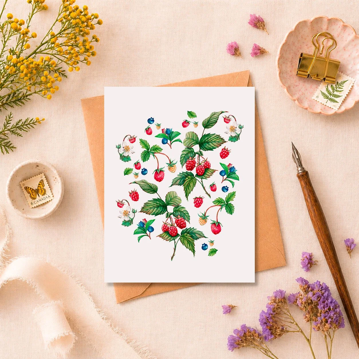 Mockup carte de souhait décor petits fruits.jpg